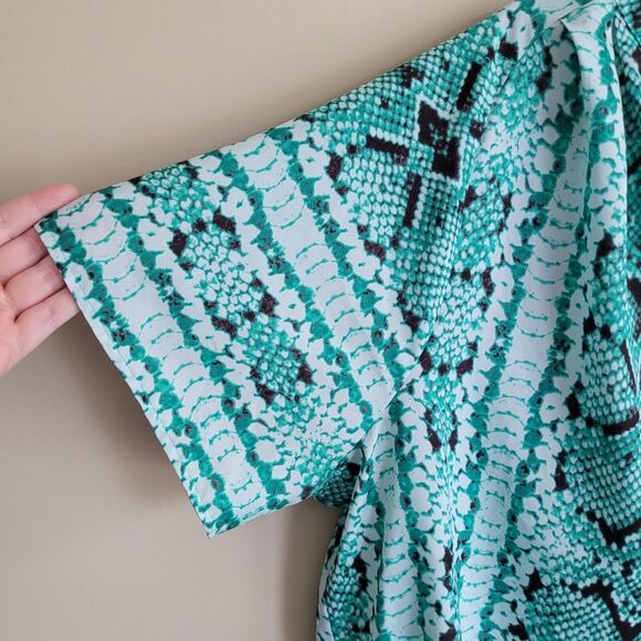 Violet & Claire Womens Blouse Plus Size 2x Green Snakeskin Print Short Sleeves - Picture 4 of 10